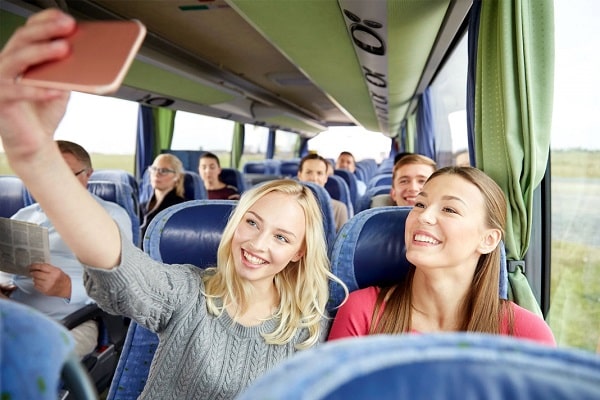 The Benefits of Using a Charter Bus for Corporate Travel